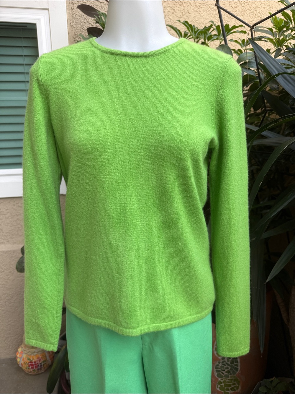 Vintage Classic Crewneck Women's Cashmere Sweater in Bright Green